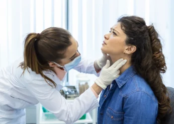 Ínguas que aumentam e não desaparecem podem ser sintomas de linfoma