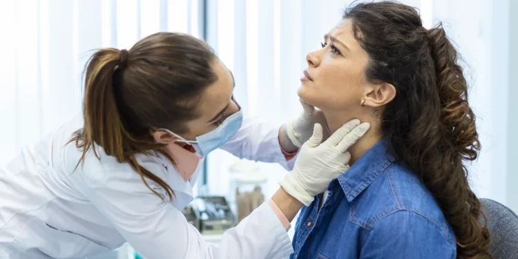 Ínguas que aumentam e não desaparecem podem ser sintomas de linfoma
