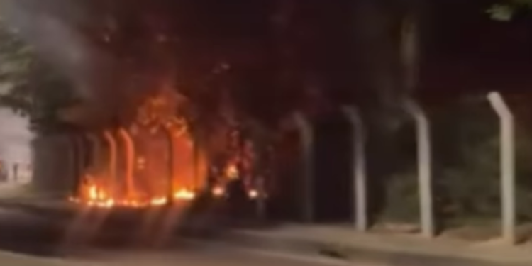 Incêndio se espalha por área de mata e encobre região da Bola das Letras em Manaus