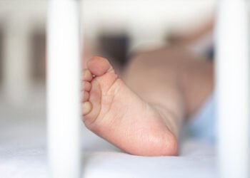 Tia denuncia maus-tratos diários e irmã vai presa após agredir filho de 1 ano