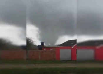 Ciclone-bomba tem ventos de 132 km/h e deixa rastro de destruição.