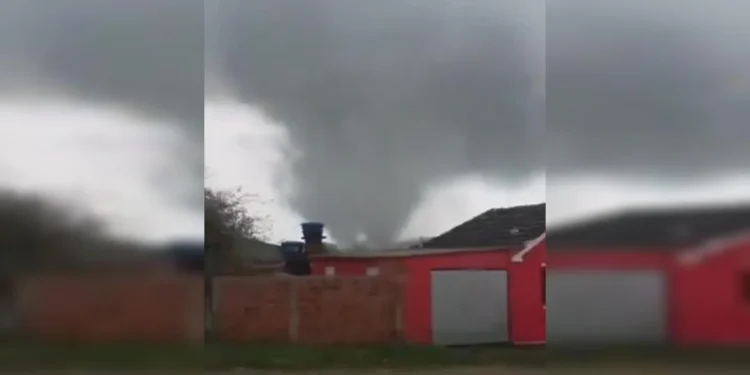 Ciclone-bomba tem ventos de 132 km/h e deixa rastro de destruição.