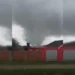 Ciclone-bomba tem ventos de 132 km/h e deixa rastro de destruição.