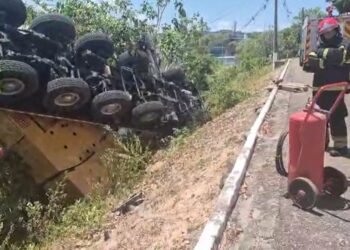 Guindaste tomba sobre fios de alta tensão e provoca explosão na rede elétrica em Manaus