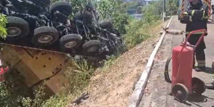 Guindaste tomba sobre fios de alta tensão e provoca explosão na rede elétrica em Manaus