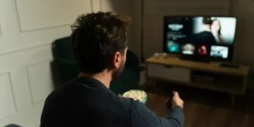 Assistir muita televisão faz mal para o cérebro? Possivelmente