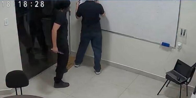 Adolescente que esfaqueou professor é apreendido pela Polícia Civil