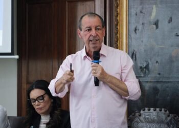 Omar Aziz defende exploração de ouro e propõe criar empresa aérea regional