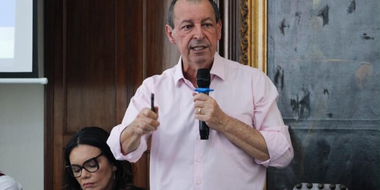 Omar Aziz defende exploração de ouro e propõe criar empresa aérea regional