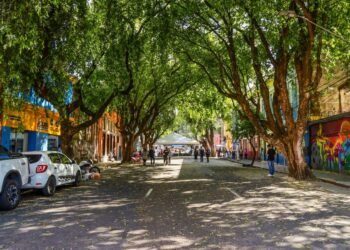 Rua Ferreira Pena é interditada para obra de rua gastronômica