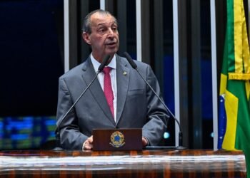 Omar propõe fim da escala 6×1 e redução da jornada sem corte salarial