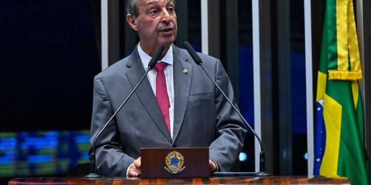 Omar propõe fim da escala 6×1 e redução da jornada sem corte salarial