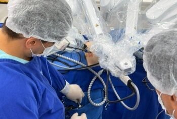 Cirurgião no Chile controla robô e opera paciente a 3 mil km de distância em Goiás