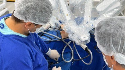 Cirurgião no Chile controla robô e opera paciente a 3 mil km de distância em Goiás