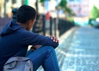 Tempo livre sem supervisão aumenta risco de adolescentes se envolverem em violência