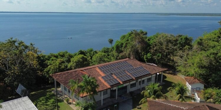 Às margens do Lago Tefé, biblioteca reúne valioso acervo científico sobre a Amazônia