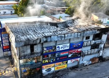Incêndio em depósito é controlado após 5 horas em Manaus