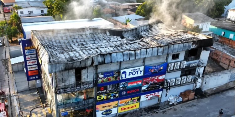 Incêndio em depósito é controlado após 5 horas em Manaus