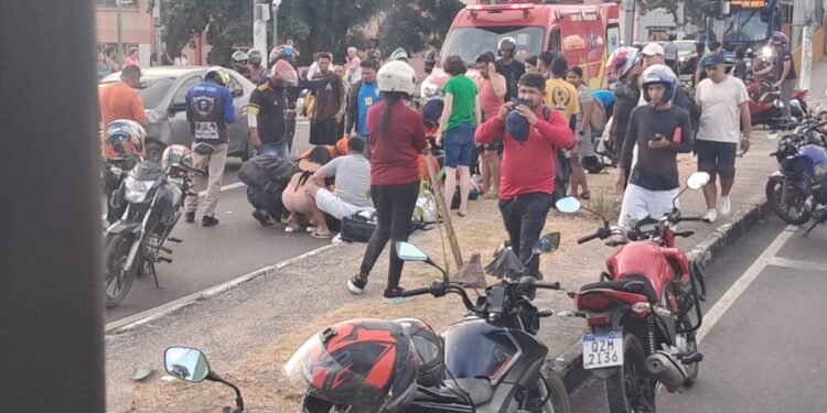 Motociclista fica ferido após colisão entre motos na Av. Constantino Nery