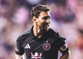 Messi marca em noite de homenagem ao pai, mas se envolve em confusão com adversário na MLS