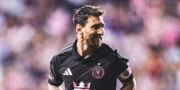 Messi marca em noite de homenagem ao pai, mas se envolve em confusão com adversário na MLS