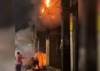 Fogo assusta moradores e destrói parte de comércio no Jorge Teixeira, em Manaus