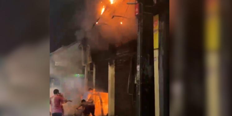 Fogo assusta moradores e destrói parte de comércio no Jorge Teixeira, em Manaus