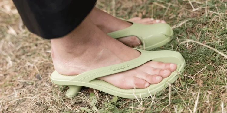 Havaianas lança saltos com dedão coberto em nova abordagem de clássico