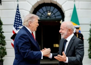Lula liga para Trump, que propõe retomada de negociações sobre tarifas