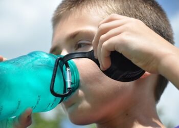 Calor, fumaça e estiagem: o que fazer para proteger crianças em Manaus