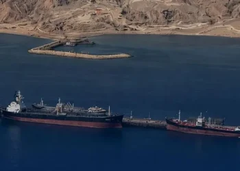 Navio é atingido por projétil no Estreito de Ormuz e ataque deixa tripulante ferido