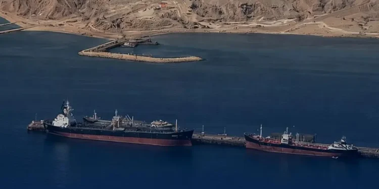 Navio é atingido por projétil no Estreito de Ormuz e ataque deixa tripulante ferido