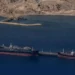 Navio é atingido por projétil no Estreito de Ormuz e ataque deixa tripulante ferido