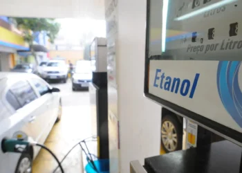 Etanol fica mais barato em 14 Estados e ganha vantagem sobre a gasolina em 11 regiões