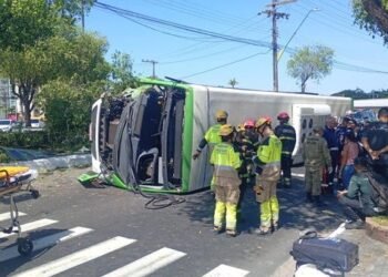 Ônibus do transporte coletivo capota no encontro das avenidas Jacira Reis e São Jorge, em Manaus