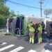 Ônibus do transporte coletivo capota no encontro das avenidas Jacira Reis e São Jorge, em Manaus