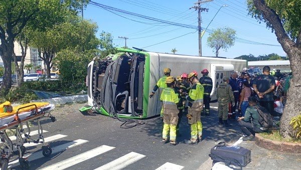 Ônibus do transporte coletivo capota no encontro das avenidas Jacira Reis e São Jorge, em Manaus