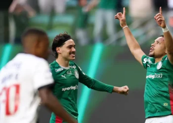 Palmeiras goleia Vasco e volta a abrir frente no Brasileirão: 4 a 1