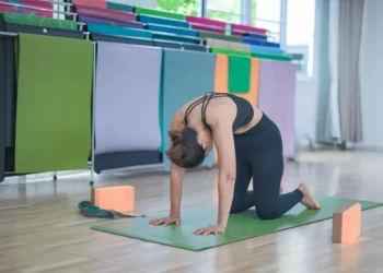 Pilates em casa: fisioterapeuta lista 6 exercícios fáceis e eficazes