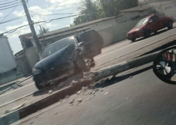 Condutor fica ferido após atingir poste na avenida Constantino Nery