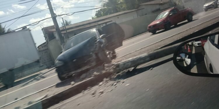 Condutor fica ferido após atingir poste na avenida Constantino Nery