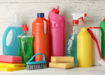Anvisa determina retirada de 12 produtos de limpeza e proíbe venda e uso