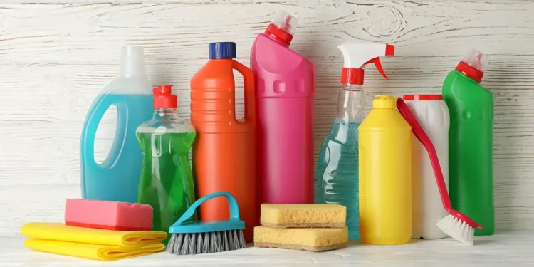 Anvisa determina retirada de 12 produtos de limpeza e proíbe venda e uso