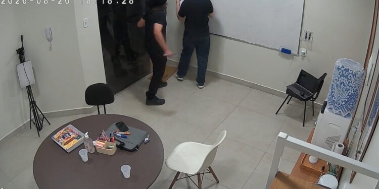Professor é atacado e ferido por aluno dentro de centro de reforço em Manaus