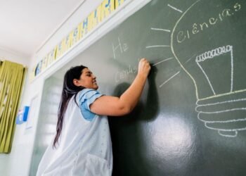 Mais de 4 mil vagas são oferecidas em mestrados profissionais para professores da rede pública