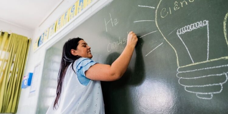 Mais de 4 mil vagas são oferecidas em mestrados profissionais para professores da rede pública