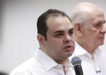 Roberto Cidade fica fora do primeiro debate e abre espaço para adversários dominarem confronto
