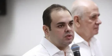 Roberto Cidade fica fora do primeiro debate e abre espaço para adversários dominarem confronto