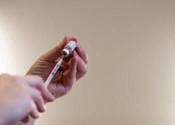 Alegação de que vacina contra Covid aumenta aborto em 82% distorce dados de estudo