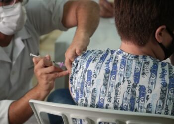 Projeto propõe que vacinação contra Covid-19 de crianças dependa de autorização dos pais em Manaus